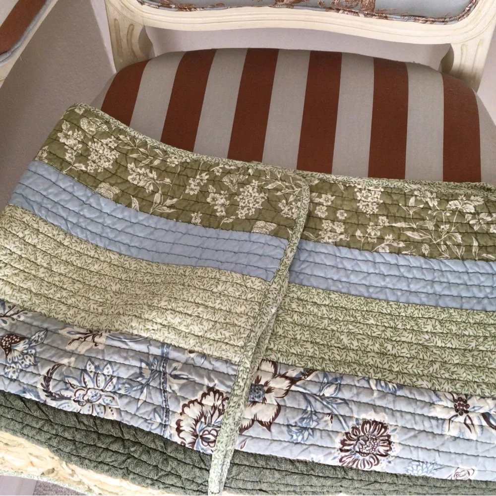 New set of Queen Quilt and two standard pillow shams cases